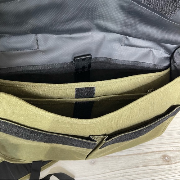 Chrome Citizen Messenger Bag in army green - Picture 11 of 12